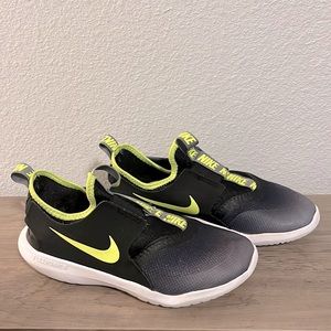 Nike boys slip on flex runner tennis shoes size 3